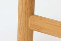 デンマークの巨匠 ハンス・J・ウェグナー によってデザインされた「PP66 Chinese Chair」は、中国の伝統的な椅子にインスピレーションを得たエレガントなデザインが特徴です。優美なカーブを描く背もたれとアームは、美しさと快適さを兼ね備え、身体を包み込むような心地よい座り心地を提供します。熟練の職人によって丁寧に仕上げられたフレームは、滑らかなラインと精巧なジョイントが際立ち、デザインとクラフトマンシップの高さを感じさせます。座面にはナチュラルなペーパーコードを採用し、しなやかで耐久性に優れた快適な座り心地を実現。ウェグナー の作品の中でも比較的新しい1989年のデザインであり、シンプルながらも存在感のある佇まいは、ダイニングチェアとしてはもちろん、書斎やリビングのアクセントとしても最適です。現在も製造されており、現行品の販売価格は約90~100万円程度となっています。