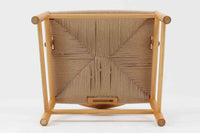 デンマークの巨匠 ハンス・J・ウェグナー によってデザインされた「PP66 Chinese Chair」は、中国の伝統的な椅子にインスピレーションを得たエレガントなデザインが特徴です。優美なカーブを描く背もたれとアームは、美しさと快適さを兼ね備え、身体を包み込むような心地よい座り心地を提供します。熟練の職人によって丁寧に仕上げられたフレームは、滑らかなラインと精巧なジョイントが際立ち、デザインとクラフトマンシップの高さを感じさせます。座面にはナチュラルなペーパーコードを採用し、しなやかで耐久性に優れた快適な座り心地を実現。ウェグナー の作品の中でも比較的新しい1989年のデザインであり、シンプルながらも存在感のある佇まいは、ダイニングチェアとしてはもちろん、書斎やリビングのアクセントとしても最適です。現在も製造されており、現行品の販売価格は約90~100万円程度となっています。