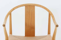 デンマークの巨匠 ハンス・J・ウェグナー によってデザインされた「PP66 Chinese Chair」は、中国の伝統的な椅子にインスピレーションを得たエレガントなデザインが特徴です。優美なカーブを描く背もたれとアームは、美しさと快適さを兼ね備え、身体を包み込むような心地よい座り心地を提供します。熟練の職人によって丁寧に仕上げられたフレームは、滑らかなラインと精巧なジョイントが際立ち、デザインとクラフトマンシップの高さを感じさせます。座面にはナチュラルなペーパーコードを採用し、しなやかで耐久性に優れた快適な座り心地を実現。ウェグナー の作品の中でも比較的新しい1989年のデザインであり、シンプルながらも存在感のある佇まいは、ダイニングチェアとしてはもちろん、書斎やリビングのアクセントとしても最適です。現在も製造されており、現行品の販売価格は約90~100万円程度となっています。