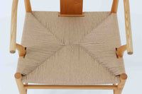 デンマークの巨匠 ハンス・J・ウェグナー によってデザインされた「PP66 Chinese Chair」は、中国の伝統的な椅子にインスピレーションを得たエレガントなデザインが特徴です。優美なカーブを描く背もたれとアームは、美しさと快適さを兼ね備え、身体を包み込むような心地よい座り心地を提供します。熟練の職人によって丁寧に仕上げられたフレームは、滑らかなラインと精巧なジョイントが際立ち、デザインとクラフトマンシップの高さを感じさせます。座面にはナチュラルなペーパーコードを採用し、しなやかで耐久性に優れた快適な座り心地を実現。ウェグナー の作品の中でも比較的新しい1989年のデザインであり、シンプルながらも存在感のある佇まいは、ダイニングチェアとしてはもちろん、書斎やリビングのアクセントとしても最適です。現在も製造されており、現行品の販売価格は約90~100万円程度となっています。