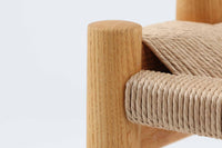 デンマークの巨匠 ハンス・J・ウェグナー によってデザインされた「PP66 Chinese Chair」は、中国の伝統的な椅子にインスピレーションを得たエレガントなデザインが特徴です。優美なカーブを描く背もたれとアームは、美しさと快適さを兼ね備え、身体を包み込むような心地よい座り心地を提供します。熟練の職人によって丁寧に仕上げられたフレームは、滑らかなラインと精巧なジョイントが際立ち、デザインとクラフトマンシップの高さを感じさせます。座面にはナチュラルなペーパーコードを採用し、しなやかで耐久性に優れた快適な座り心地を実現。ウェグナー の作品の中でも比較的新しい1989年のデザインであり、シンプルながらも存在感のある佇まいは、ダイニングチェアとしてはもちろん、書斎やリビングのアクセントとしても最適です。現在も製造されており、現行品の販売価格は約90~100万円程度となっています。