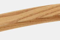 デンマークの巨匠 ハンス・J・ウェグナー によってデザインされた「PP66 Chinese Chair」は、中国の伝統的な椅子にインスピレーションを得たエレガントなデザインが特徴です。優美なカーブを描く背もたれとアームは、美しさと快適さを兼ね備え、身体を包み込むような心地よい座り心地を提供します。熟練の職人によって丁寧に仕上げられたフレームは、滑らかなラインと精巧なジョイントが際立ち、デザインとクラフトマンシップの高さを感じさせます。座面にはナチュラルなペーパーコードを採用し、しなやかで耐久性に優れた快適な座り心地を実現。ウェグナー の作品の中でも比較的新しい1989年のデザインであり、シンプルながらも存在感のある佇まいは、ダイニングチェアとしてはもちろん、書斎やリビングのアクセントとしても最適です。現在も製造されており、現行品の販売価格は約90~100万円程度となっています。