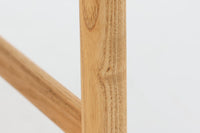 デンマークの巨匠 ハンス・J・ウェグナー によってデザインされた「PP66 Chinese Chair」は、中国の伝統的な椅子にインスピレーションを得たエレガントなデザインが特徴です。優美なカーブを描く背もたれとアームは、美しさと快適さを兼ね備え、身体を包み込むような心地よい座り心地を提供します。熟練の職人によって丁寧に仕上げられたフレームは、滑らかなラインと精巧なジョイントが際立ち、デザインとクラフトマンシップの高さを感じさせます。座面にはナチュラルなペーパーコードを採用し、しなやかで耐久性に優れた快適な座り心地を実現。ウェグナー の作品の中でも比較的新しい1989年のデザインであり、シンプルながらも存在感のある佇まいは、ダイニングチェアとしてはもちろん、書斎やリビングのアクセントとしても最適です。現在も製造されており、現行品の販売価格は約90~100万円程度となっています。