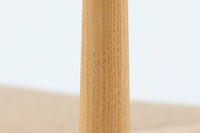 デンマークの巨匠 ハンス・J・ウェグナー によってデザインされた「PP66 Chinese Chair」は、中国の伝統的な椅子にインスピレーションを得たエレガントなデザインが特徴です。優美なカーブを描く背もたれとアームは、美しさと快適さを兼ね備え、身体を包み込むような心地よい座り心地を提供します。熟練の職人によって丁寧に仕上げられたフレームは、滑らかなラインと精巧なジョイントが際立ち、デザインとクラフトマンシップの高さを感じさせます。座面にはナチュラルなペーパーコードを採用し、しなやかで耐久性に優れた快適な座り心地を実現。ウェグナー の作品の中でも比較的新しい1989年のデザインであり、シンプルながらも存在感のある佇まいは、ダイニングチェアとしてはもちろん、書斎やリビングのアクセントとしても最適です。現在も製造されており、現行品の販売価格は約90~100万円程度となっています。