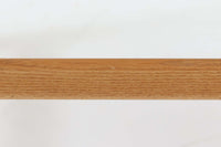 デンマークの巨匠 ハンス・J・ウェグナー によってデザインされた「PP66 Chinese Chair」は、中国の伝統的な椅子にインスピレーションを得たエレガントなデザインが特徴です。優美なカーブを描く背もたれとアームは、美しさと快適さを兼ね備え、身体を包み込むような心地よい座り心地を提供します。熟練の職人によって丁寧に仕上げられたフレームは、滑らかなラインと精巧なジョイントが際立ち、デザインとクラフトマンシップの高さを感じさせます。座面にはナチュラルなペーパーコードを採用し、しなやかで耐久性に優れた快適な座り心地を実現。ウェグナー の作品の中でも比較的新しい1989年のデザインであり、シンプルながらも存在感のある佇まいは、ダイニングチェアとしてはもちろん、書斎やリビングのアクセントとしても最適です。現在も製造されており、現行品の販売価格は約90~100万円程度となっています。