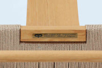 デンマークの巨匠 ハンス・J・ウェグナー によってデザインされた「PP66 Chinese Chair」は、中国の伝統的な椅子にインスピレーションを得たエレガントなデザインが特徴です。優美なカーブを描く背もたれとアームは、美しさと快適さを兼ね備え、身体を包み込むような心地よい座り心地を提供します。熟練の職人によって丁寧に仕上げられたフレームは、滑らかなラインと精巧なジョイントが際立ち、デザインとクラフトマンシップの高さを感じさせます。座面にはナチュラルなペーパーコードを採用し、しなやかで耐久性に優れた快適な座り心地を実現。ウェグナー の作品の中でも比較的新しい1989年のデザインであり、シンプルながらも存在感のある佇まいは、ダイニングチェアとしてはもちろん、書斎やリビングのアクセントとしても最適です。現在も製造されており、現行品の販売価格は約90~100万円程度となっています。