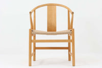 デンマークの巨匠 ハンス・J・ウェグナー によってデザインされた「PP66 Chinese Chair」は、中国の伝統的な椅子にインスピレーションを得たエレガントなデザインが特徴です。優美なカーブを描く背もたれとアームは、美しさと快適さを兼ね備え、身体を包み込むような心地よい座り心地を提供します。熟練の職人によって丁寧に仕上げられたフレームは、滑らかなラインと精巧なジョイントが際立ち、デザインとクラフトマンシップの高さを感じさせます。座面にはナチュラルなペーパーコードを採用し、しなやかで耐久性に優れた快適な座り心地を実現。ウェグナー の作品の中でも比較的新しい1989年のデザインであり、シンプルながらも存在感のある佇まいは、ダイニングチェアとしてはもちろん、書斎やリビングのアクセントとしても最適です。現在も製造されており、現行品の販売価格は約90~100万円程度となっています。