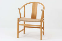 デンマークの巨匠 ハンス・J・ウェグナー によってデザインされた「PP66 Chinese Chair」は、中国の伝統的な椅子にインスピレーションを得たエレガントなデザインが特徴です。優美なカーブを描く背もたれとアームは、美しさと快適さを兼ね備え、身体を包み込むような心地よい座り心地を提供します。熟練の職人によって丁寧に仕上げられたフレームは、滑らかなラインと精巧なジョイントが際立ち、デザインとクラフトマンシップの高さを感じさせます。座面にはナチュラルなペーパーコードを採用し、しなやかで耐久性に優れた快適な座り心地を実現。ウェグナー の作品の中でも比較的新しい1989年のデザインであり、シンプルながらも存在感のある佇まいは、ダイニングチェアとしてはもちろん、書斎やリビングのアクセントとしても最適です。現在も製造されており、現行品の販売価格は約90~100万円程度となっています。