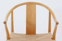 デンマークの巨匠 ハンス・J・ウェグナー によってデザインされた「PP66 Chinese Chair」は、中国の伝統的な椅子にインスピレーションを得たエレガントなデザインが特徴です。優美なカーブを描く背もたれとアームは、美しさと快適さを兼ね備え、身体を包み込むような心地よい座り心地を提供します。熟練の職人によって丁寧に仕上げられたフレームは、滑らかなラインと精巧なジョイントが際立ち、デザインとクラフトマンシップの高さを感じさせます。座面にはナチュラルなペーパーコードを採用し、しなやかで耐久性に優れた快適な座り心地を実現。ウェグナー の作品の中でも比較的新しい1989年のデザインであり、シンプルながらも存在感のある佇まいは、ダイニングチェアとしてはもちろん、書斎やリビングのアクセントとしても最適です。現在も製造されており、現行品の販売価格は約90~100万円程度となっています。