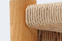 デンマークの巨匠 ハンス・J・ウェグナー によってデザインされた「PP66 Chinese Chair」は、中国の伝統的な椅子にインスピレーションを得たエレガントなデザインが特徴です。優美なカーブを描く背もたれとアームは、美しさと快適さを兼ね備え、身体を包み込むような心地よい座り心地を提供します。熟練の職人によって丁寧に仕上げられたフレームは、滑らかなラインと精巧なジョイントが際立ち、デザインとクラフトマンシップの高さを感じさせます。座面にはナチュラルなペーパーコードを採用し、しなやかで耐久性に優れた快適な座り心地を実現。ウェグナー の作品の中でも比較的新しい1989年のデザインであり、シンプルながらも存在感のある佇まいは、ダイニングチェアとしてはもちろん、書斎やリビングのアクセントとしても最適です。現在も製造されており、現行品の販売価格は約90~100万円程度となっています。