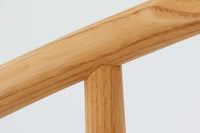 デンマークの巨匠 ハンス・J・ウェグナー によってデザインされた「PP66 Chinese Chair」は、中国の伝統的な椅子にインスピレーションを得たエレガントなデザインが特徴です。優美なカーブを描く背もたれとアームは、美しさと快適さを兼ね備え、身体を包み込むような心地よい座り心地を提供します。熟練の職人によって丁寧に仕上げられたフレームは、滑らかなラインと精巧なジョイントが際立ち、デザインとクラフトマンシップの高さを感じさせます。座面にはナチュラルなペーパーコードを採用し、しなやかで耐久性に優れた快適な座り心地を実現。ウェグナー の作品の中でも比較的新しい1989年のデザインであり、シンプルながらも存在感のある佇まいは、ダイニングチェアとしてはもちろん、書斎やリビングのアクセントとしても最適です。現在も製造されており、現行品の販売価格は約90~100万円程度となっています。