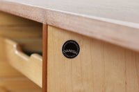 デンマークの家具メーカーHundevad & Co(ハンデバッド)による、Poul Hundevad(ポール・ハンデバッド)デザインのビンテージキャビネットです。美しい木目のチーク材が贅沢に使用され、北欧らしいシンプルで洗練された印象を与えます。両開きの扉内には左側に浅いトレイ状の引き出しが4段、右側には可動棚が2枚設けられており、機能性と収納力に優れた設計。扉の錠前は破損していたため施錠は出来ません。扉の開閉はボールキャッチ方式となっております。鍵は扉開閉用の取っ手として使用します。脚部にはすっきりとしたテーパードレッグが採用され、軽やかで洗練された佇まいが魅力です。リビングやダイニングなど幅広い空間で活躍する一台です。