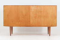 デンマークの家具メーカーHundevad & Co(ハンデバッド)による、Poul Hundevad(ポール・ハンデバッド)デザインのビンテージキャビネットです。美しい木目のチーク材が贅沢に使用され、北欧らしいシンプルで洗練された印象を与えます。両開きの扉内には左側に浅いトレイ状の引き出しが4段、右側には可動棚が2枚設けられており、機能性と収納力に優れた設計。扉の錠前は破損していたため施錠は出来ません。扉の開閉はボールキャッチ方式となっております。鍵は扉開閉用の取っ手として使用します。脚部にはすっきりとしたテーパードレッグが採用され、軽やかで洗練された佇まいが魅力です。リビングやダイニングなど幅広い空間で活躍する一台です。