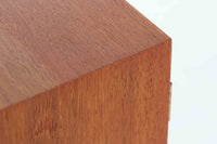 デンマークの家具メーカーHundevad & Co(ハンデバッド)による、Poul Hundevad(ポール・ハンデバッド)デザインのビンテージキャビネットです。美しい木目のチーク材が贅沢に使用され、北欧らしいシンプルで洗練された印象を与えます。両開きの扉内には左側に浅いトレイ状の引き出しが4段、右側には可動棚が2枚設けられており、機能性と収納力に優れた設計。扉の錠前は破損していたため施錠は出来ません。扉の開閉はボールキャッチ方式となっております。鍵は扉開閉用の取っ手として使用します。脚部にはすっきりとしたテーパードレッグが採用され、軽やかで洗練された佇まいが魅力です。リビングやダイニングなど幅広い空間で活躍する一台です。