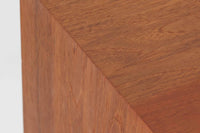 デンマークの家具メーカーHundevad & Co(ハンデバッド)による、Poul Hundevad(ポール・ハンデバッド)デザインのビンテージキャビネットです。美しい木目のチーク材が贅沢に使用され、北欧らしいシンプルで洗練された印象を与えます。両開きの扉内には左側に浅いトレイ状の引き出しが4段、右側には可動棚が2枚設けられており、機能性と収納力に優れた設計。扉の錠前は破損していたため施錠は出来ません。扉の開閉はボールキャッチ方式となっております。鍵は扉開閉用の取っ手として使用します。脚部にはすっきりとしたテーパードレッグが採用され、軽やかで洗練された佇まいが魅力です。リビングやダイニングなど幅広い空間で活躍する一台です。