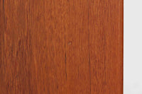 デンマークの家具メーカーHundevad & Co(ハンデバッド)による、Poul Hundevad(ポール・ハンデバッド)デザインのビンテージキャビネットです。美しい木目のチーク材が贅沢に使用され、北欧らしいシンプルで洗練された印象を与えます。両開きの扉内には左側に浅いトレイ状の引き出しが4段、右側には可動棚が2枚設けられており、機能性と収納力に優れた設計。扉の錠前は破損していたため施錠は出来ません。扉の開閉はボールキャッチ方式となっております。鍵は扉開閉用の取っ手として使用します。脚部にはすっきりとしたテーパードレッグが採用され、軽やかで洗練された佇まいが魅力です。リビングやダイニングなど幅広い空間で活躍する一台です。