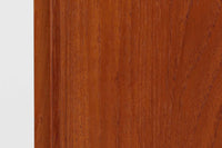 デンマークの家具メーカーHundevad & Co(ハンデバッド)による、Poul Hundevad(ポール・ハンデバッド)デザインのビンテージキャビネットです。美しい木目のチーク材が贅沢に使用され、北欧らしいシンプルで洗練された印象を与えます。両開きの扉内には左側に浅いトレイ状の引き出しが4段、右側には可動棚が2枚設けられており、機能性と収納力に優れた設計。扉の錠前は破損していたため施錠は出来ません。扉の開閉はボールキャッチ方式となっております。鍵は扉開閉用の取っ手として使用します。脚部にはすっきりとしたテーパードレッグが採用され、軽やかで洗練された佇まいが魅力です。リビングやダイニングなど幅広い空間で活躍する一台です。