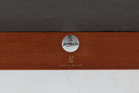 France & Son社製、Ole Gjerløv-Knudsen & Torben Lindデザインのアームレスシングルソファ。北欧ミッドセンチュリーを代表する名作で、シンプルながら洗練されたフォルムが魅力です。フレームには高品質なチーク材を使用し、美しい木目と温かみのある風合いが特徴。背もたれと座面のクッションは新しく張り替えており、快適な座り心地を提供します。アームレスデザインにより、すっきりとした印象で、空間に圧迫感を与えず軽やかに馴染みます。細部にまでこだわった作り込みや、精巧なジョイントが品質の高さを物語ります。