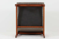 France & Son社製、Ole Gjerløv-Knudsen & Torben Lindデザインのアームレスシングルソファ。北欧ミッドセンチュリーを代表する名作で、シンプルながら洗練されたフォルムが魅力です。フレームには高品質なチーク材を使用し、美しい木目と温かみのある風合いが特徴。背もたれと座面のクッションは新しく張り替えており、快適な座り心地を提供します。アームレスデザインにより、すっきりとした印象で、空間に圧迫感を与えず軽やかに馴染みます。細部にまでこだわった作り込みや、精巧なジョイントが品質の高さを物語ります。