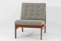 France & Son社製、Ole Gjerløv-Knudsen & Torben Lindデザインのアームレスシングルソファ。北欧ミッドセンチュリーを代表する名作で、シンプルながら洗練されたフォルムが魅力です。フレームには高品質なチーク材を使用し、美しい木目と温かみのある風合いが特徴。背もたれと座面のクッションは新しく張り替えており、快適な座り心地を提供します。アームレスデザインにより、すっきりとした印象で、空間に圧迫感を与えず軽やかに馴染みます。細部にまでこだわった作り込みや、精巧なジョイントが品質の高さを物語ります。