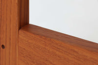 France & Son社製、Ole Gjerløv-Knudsen & Torben Lindデザインのアームレスシングルソファ。北欧ミッドセンチュリーを代表する名作で、シンプルながら洗練されたフォルムが魅力です。フレームには高品質なチーク材を使用し、美しい木目と温かみのある風合いが特徴。背もたれと座面のクッションは新しく張り替えており、快適な座り心地を提供します。アームレスデザインにより、すっきりとした印象で、空間に圧迫感を与えず軽やかに馴染みます。細部にまでこだわった作り込みや、精巧なジョイントが品質の高さを物語ります。