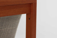 France & Son社製、Ole Gjerløv-Knudsen & Torben Lindデザインのアームレスシングルソファ。北欧ミッドセンチュリーを代表する名作で、シンプルながら洗練されたフォルムが魅力です。フレームには高品質なチーク材を使用し、美しい木目と温かみのある風合いが特徴。背もたれと座面のクッションは新しく張り替えており、快適な座り心地を提供します。アームレスデザインにより、すっきりとした印象で、空間に圧迫感を与えず軽やかに馴染みます。細部にまでこだわった作り込みや、精巧なジョイントが品質の高さを物語ります。