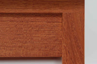 France & Son社製、Ole Gjerløv-Knudsen & Torben Lindデザインのアームレスシングルソファ。北欧ミッドセンチュリーを代表する名作で、シンプルながら洗練されたフォルムが魅力です。フレームには高品質なチーク材を使用し、美しい木目と温かみのある風合いが特徴。背もたれと座面のクッションは新しく張り替えており、快適な座り心地を提供します。アームレスデザインにより、すっきりとした印象で、空間に圧迫感を与えず軽やかに馴染みます。細部にまでこだわった作り込みや、精巧なジョイントが品質の高さを物語ります。