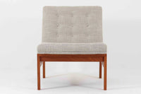 France & Son社製、Ole Gjerløv-Knudsen & Torben Lindデザインのアームレスシングルソファ。北欧ミッドセンチュリーを代表する名作で、シンプルながら洗練されたフォルムが魅力です。フレームには高品質なチーク材を使用し、美しい木目と温かみのある風合いが特徴。背もたれと座面のクッションは新しく張り替えており、快適な座り心地を提供します。アームレスデザインにより、すっきりとした印象で、空間に圧迫感を与えず軽やかに馴染みます。細部にまでこだわった作り込みや、精巧なジョイントが品質の高さを物語ります。