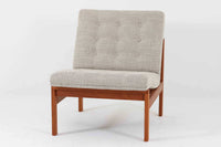 France & Son社製、Ole Gjerløv-Knudsen & Torben Lindデザインのアームレスシングルソファ。北欧ミッドセンチュリーを代表する名作で、シンプルながら洗練されたフォルムが魅力です。フレームには高品質なチーク材を使用し、美しい木目と温かみのある風合いが特徴。背もたれと座面のクッションは新しく張り替えており、快適な座り心地を提供します。アームレスデザインにより、すっきりとした印象で、空間に圧迫感を与えず軽やかに馴染みます。細部にまでこだわった作り込みや、精巧なジョイントが品質の高さを物語ります。