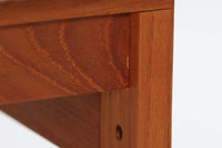 France & Son社製、Ole Gjerløv-Knudsen & Torben Lindデザインのアームレスシングルソファ。北欧ミッドセンチュリーを代表する名作で、シンプルながら洗練されたフォルムが魅力です。フレームには高品質なチーク材を使用し、美しい木目と温かみのある風合いが特徴。背もたれと座面のクッションは新しく張り替えており、快適な座り心地を提供します。アームレスデザインにより、すっきりとした印象で、空間に圧迫感を与えず軽やかに馴染みます。細部にまでこだわった作り込みや、精巧なジョイントが品質の高さを物語ります。