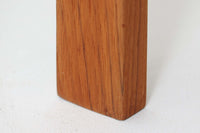 France & Son社製、Ole Gjerløv-Knudsen & Torben Lindデザインのアームレスシングルソファ。北欧ミッドセンチュリーを代表する名作で、シンプルながら洗練されたフォルムが魅力です。フレームには高品質なチーク材を使用し、美しい木目と温かみのある風合いが特徴。背もたれと座面のクッションは新しく張り替えており、快適な座り心地を提供します。アームレスデザインにより、すっきりとした印象で、空間に圧迫感を与えず軽やかに馴染みます。細部にまでこだわった作り込みや、精巧なジョイントが品質の高さを物語ります。