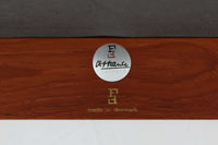 France & Son社製、Ole Gjerløv-Knudsen & Torben Lindデザインのアームレスシングルソファ。北欧ミッドセンチュリーを代表する名作で、シンプルながら洗練されたフォルムが魅力です。フレームには高品質なチーク材を使用し、美しい木目と温かみのある風合いが特徴。背もたれと座面のクッションは新しく張り替えており、快適な座り心地を提供します。アームレスデザインにより、すっきりとした印象で、空間に圧迫感を与えず軽やかに馴染みます。細部にまでこだわった作り込みや、精巧なジョイントが品質の高さを物語ります。