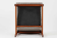 France & Son社製、Ole Gjerløv-Knudsen & Torben Lindデザインのアームレスシングルソファ。北欧ミッドセンチュリーを代表する名作で、シンプルながら洗練されたフォルムが魅力です。フレームには高品質なチーク材を使用し、美しい木目と温かみのある風合いが特徴。背もたれと座面のクッションは新しく張り替えており、快適な座り心地を提供します。アームレスデザインにより、すっきりとした印象で、空間に圧迫感を与えず軽やかに馴染みます。細部にまでこだわった作り込みや、精巧なジョイントが品質の高さを物語ります。