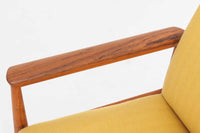 デンマークの名門家具メーカーFrance & Son社によるDiplomat Chair(ディプロマットチェア)。フレームには温かみのあるチーク材を使用し、美しい木目と滑らかなアームの曲線が特徴的。シンプルながらもエレガントな佇まいで、ヴィンテージ家具ならではの趣を感じられます。座面と背もたれには、張り替え済みのイエロー系ファブリックを使用。発色の良い生地が空間に明るさをプラスし、座り心地の良さも兼ね備えています。リビングや書斎、オフィスなど、さまざまな空間に調和するミッドセンチュリー・モダンの魅力が詰まった逸品です。