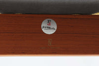 デンマークの名門家具メーカーFrance & Son社によるDiplomat Chair(ディプロマットチェア)。フレームには温かみのあるチーク材を使用し、美しい木目と滑らかなアームの曲線が特徴的。シンプルながらもエレガントな佇まいで、ヴィンテージ家具ならではの趣を感じられます。座面と背もたれには、張り替え済みのイエロー系ファブリックを使用。発色の良い生地が空間に明るさをプラスし、座り心地の良さも兼ね備えています。リビングや書斎、オフィスなど、さまざまな空間に調和するミッドセンチュリー・モダンの魅力が詰まった逸品です。