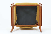 デンマークの名門家具メーカーFrance & Son社によるDiplomat Chair(ディプロマットチェア)。フレームには温かみのあるチーク材を使用し、美しい木目と滑らかなアームの曲線が特徴的。シンプルながらもエレガントな佇まいで、ヴィンテージ家具ならではの趣を感じられます。座面と背もたれには、張り替え済みのイエロー系ファブリックを使用。発色の良い生地が空間に明るさをプラスし、座り心地の良さも兼ね備えています。リビングや書斎、オフィスなど、さまざまな空間に調和するミッドセンチュリー・モダンの魅力が詰まった逸品です。