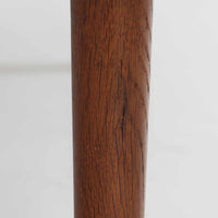 Hans J. Wegnerがデザインし、Getama社より製造されたこちらのセンターテーブルは、幅170cmのゆったりとしたサイズ感と、直線的でシンプルなフォルムが特徴の北欧ビンテージ家具です。ダークオーク材の深みある木目と温かな色調が空間に落ち着きを与え、テーパー状の脚部が軽やかな印象を演出します。リビングでのメインテーブルとしてはもちろん、ソファ前のゆったりとした空間演出にも最適で、年月を経て味わいを増した存在感を楽しめる逸品です。