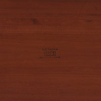 Hans J. Wegnerがデザインし、Getama社より製造されたこちらのセンターテーブルは、幅170cmのゆったりとしたサイズ感と、直線的でシンプルなフォルムが特徴の北欧ビンテージ家具です。ダークオーク材の深みある木目と温かな色調が空間に落ち着きを与え、テーパー状の脚部が軽やかな印象を演出します。リビングでのメインテーブルとしてはもちろん、ソファ前のゆったりとした空間演出にも最適で、年月を経て味わいを増した存在感を楽しめる逸品です。