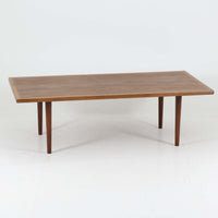 Hans J. Wegnerがデザインし、Getama社より製造されたこちらのセンターテーブルは、幅170cmのゆったりとしたサイズ感と、直線的でシンプルなフォルムが特徴の北欧ビンテージ家具です。ダークオーク材の深みある木目と温かな色調が空間に落ち着きを与え、テーパー状の脚部が軽やかな印象を演出します。リビングでのメインテーブルとしてはもちろん、ソファ前のゆったりとした空間演出にも最適で、年月を経て味わいを増した存在感を楽しめる逸品です。