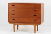 Borge mogensenによるデザインで、デンマークのSoborg mobler社が製造した4段チェストです。シンプルで機能的な美しさが際立つ本作は、チーク材を使用した本体が温かみのある木目を美しく際立たせ、上質な仕上がりとなっています。また、オリジナルの脚部にはオーク材が用いられ、デザインに軽やかな印象を与えています。使い勝手の良いサイズ感も魅力の一つです。
