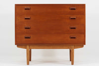 Borge mogensenによるデザインで、デンマークのSoborg mobler社が製造した4段チェストです。シンプルで機能的な美しさが際立つ本作は、チーク材を使用した本体が温かみのある木目を美しく際立たせ、上質な仕上がりとなっています。また、オリジナルの脚部にはオーク材が用いられ、デザインに軽やかな印象を与えています。使い勝手の良いサイズ感も魅力の一つです。