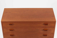 Borge mogensenによるデザインで、デンマークのSoborg mobler社が製造した4段チェストです。シンプルで機能的な美しさが際立つ本作は、チーク材を使用した本体が温かみのある木目を美しく際立たせ、上質な仕上がりとなっています。また、オリジナルの脚部にはオーク材が用いられ、デザインに軽やかな印象を与えています。使い勝手の良いサイズ感も魅力の一つです。