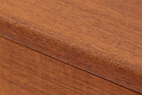 Borge mogensenによるデザインで、デンマークのSoborg mobler社が製造した4段チェストです。シンプルで機能的な美しさが際立つ本作は、チーク材を使用した本体が温かみのある木目を美しく際立たせ、上質な仕上がりとなっています。また、オリジナルの脚部にはオーク材が用いられ、デザインに軽やかな印象を与えています。使い勝手の良いサイズ感も魅力の一つです。