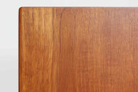 Borge mogensenによるデザインで、デンマークのSoborg mobler社が製造した4段チェストです。シンプルで機能的な美しさが際立つ本作は、チーク材を使用した本体が温かみのある木目を美しく際立たせ、上質な仕上がりとなっています。また、オリジナルの脚部にはオーク材が用いられ、デザインに軽やかな印象を与えています。使い勝手の良いサイズ感も魅力の一つです。