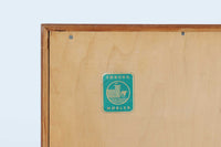 Borge mogensenによるデザインで、デンマークのSoborg mobler社が製造した4段チェストです。シンプルで機能的な美しさが際立つ本作は、チーク材を使用した本体が温かみのある木目を美しく際立たせ、上質な仕上がりとなっています。また、オリジナルの脚部にはオーク材が用いられ、デザインに軽やかな印象を与えています。使い勝手の良いサイズ感も魅力の一つです。