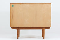 Borge mogensenによるデザインで、デンマークのSoborg mobler社が製造した4段チェストです。シンプルで機能的な美しさが際立つ本作は、チーク材を使用した本体が温かみのある木目を美しく際立たせ、上質な仕上がりとなっています。また、オリジナルの脚部にはオーク材が用いられ、デザインに軽やかな印象を与えています。使い勝手の良いサイズ感も魅力の一つです。