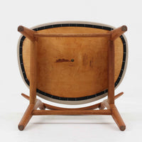 Hans J. Wegnerがデザインし、Carl Hansen & Son社によって製造されたCH30は、チーク材とオーク材を組み合わせた北欧ビンテージらしい温もりある佇まいと、背もたれに施されたフィンガージョイントがアクセントとなる美しいダイニングチェアです。丸みを帯びた背もたれと座面の柔らかなフォルムが身体に心地よくフィットし、長時間の着座でも快適な座り心地を提供します。座面はアイボリー系の合皮で張替済み、実用性と清潔感を兼ね備えており、日常使いから来客用まで幅広いシーンで活躍します。