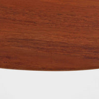 Hans J. Wegnerがデザインし、Carl Hansen & Son社によって製造されたCH30は、チーク材とオーク材を組み合わせた北欧ビンテージらしい温もりある佇まいと、背もたれに施されたフィンガージョイントがアクセントとなる美しいダイニングチェアです。丸みを帯びた背もたれと座面の柔らかなフォルムが身体に心地よくフィットし、長時間の着座でも快適な座り心地を提供します。座面はアイボリー系の合皮で張替済み、実用性と清潔感を兼ね備えており、日常使いから来客用まで幅広いシーンで活躍します。