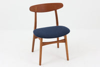 CH30は、ハンス・J・ウェグナーがデザインし、Carl Hansen & Son社によって製造された名作ダイニングチェア。チーク材とオーク材を組み合わせた美しいコントラストが特徴で、木の温もりと洗練されたフォルムが魅力です。特に背もたれと後ろ脚の繋ぎ目は、そのデザインの特徴となっており、独自性とクラフトマンシップの見本と言えるでしょう。背もたれにチーク材が使用された希少なモデルです。人気のため現在復刻されましたが、チーク材とオーク材の組み合わせはビンテージ品でのみ入手可能です。