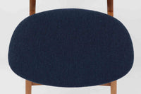 CH30は、ハンス・J・ウェグナーがデザインし、Carl Hansen & Son社によって製造された名作ダイニングチェア。チーク材とオーク材を組み合わせた美しいコントラストが特徴で、木の温もりと洗練されたフォルムが魅力です。特に背もたれと後ろ脚の繋ぎ目は、そのデザインの特徴となっており、独自性とクラフトマンシップの見本と言えるでしょう。背もたれにチーク材が使用された希少なモデルです。人気のため現在復刻されましたが、チーク材とオーク材の組み合わせはビンテージ品でのみ入手可能です。